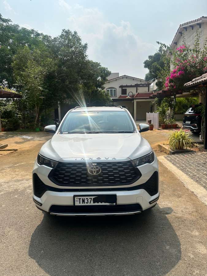 Toyota Innova Hycross