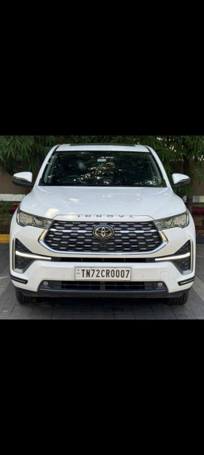 Toyota Innova Hycross