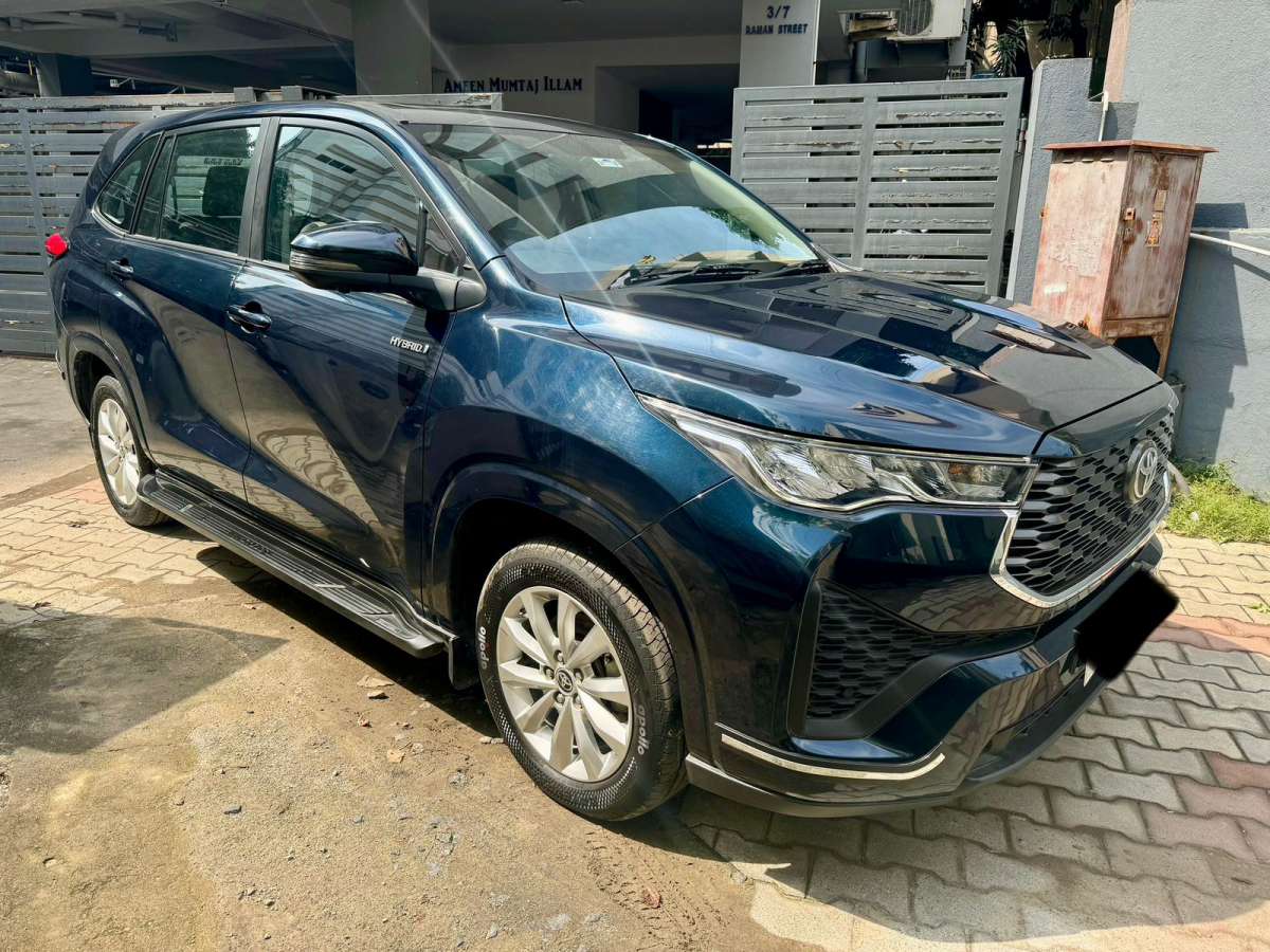 Toyota Innova Hycross