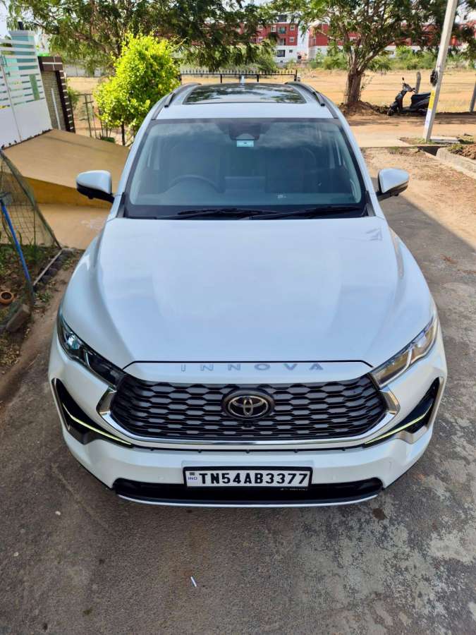 Toyota Innova Hycross