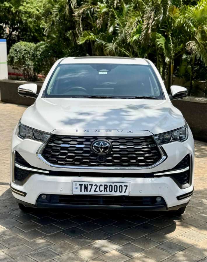 Toyota Innova Hycross