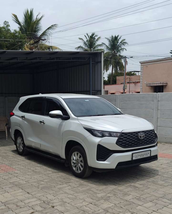 Toyota Innova Hycross