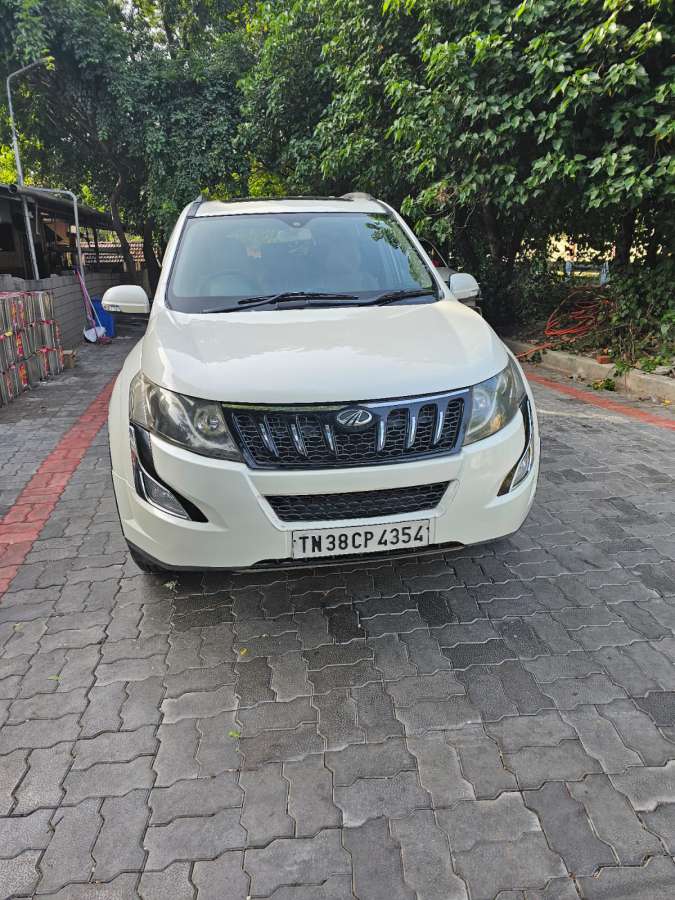Mahindra XUV500 W10