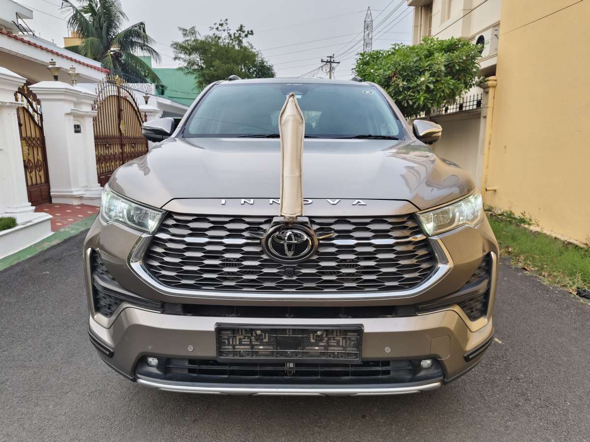 Toyota Innova Hycross