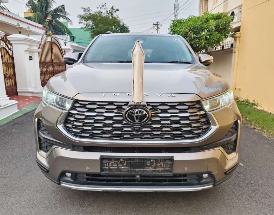 Toyota Innova Hycross