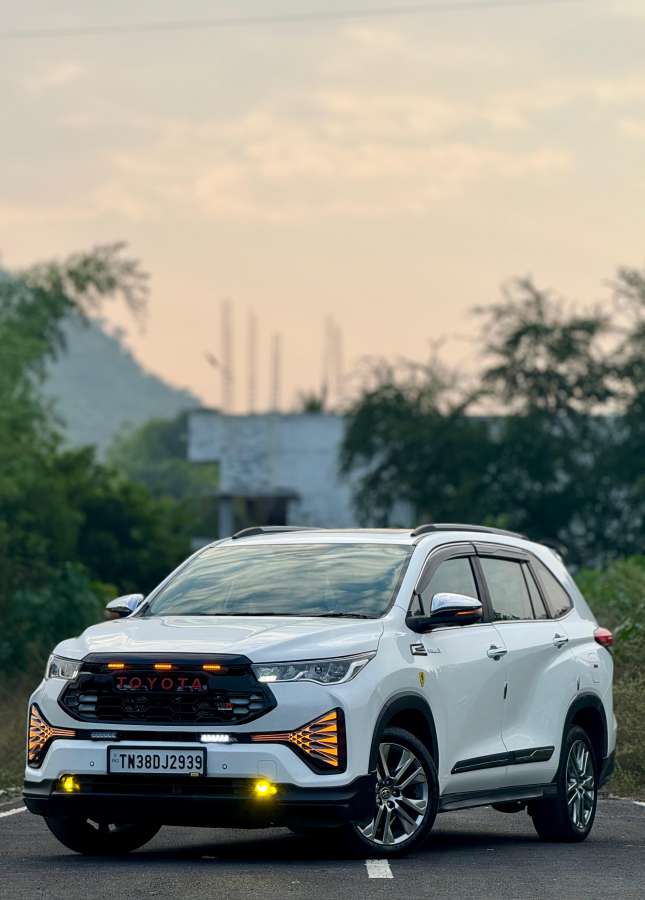 Toyota Innova Hycross