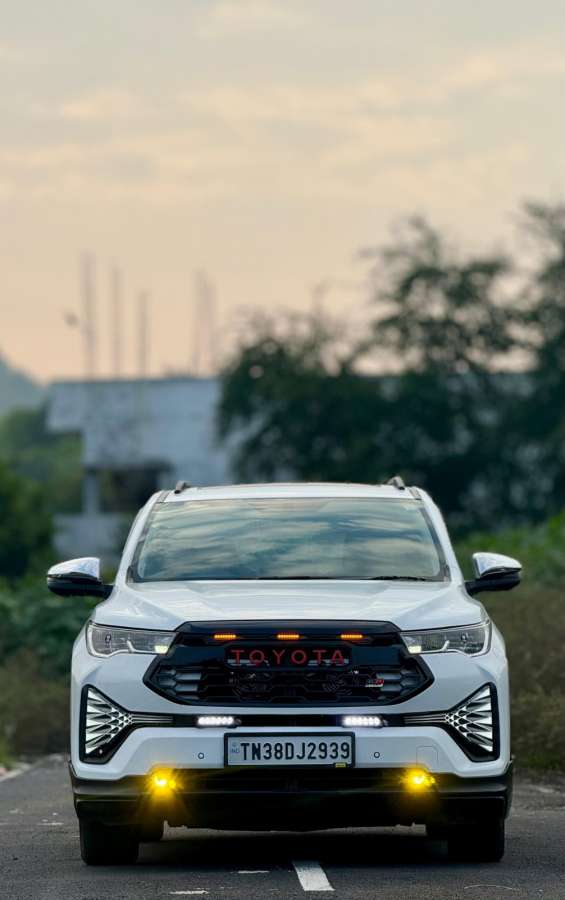 Toyota Innova Hycross