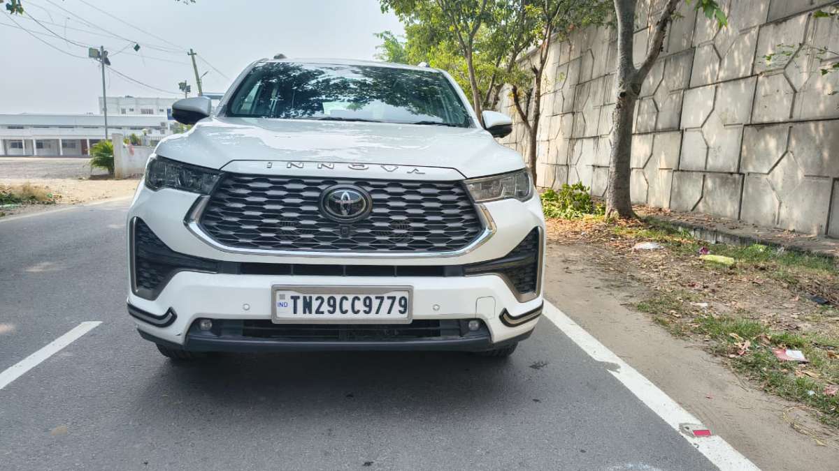 Toyota Innova Hycross