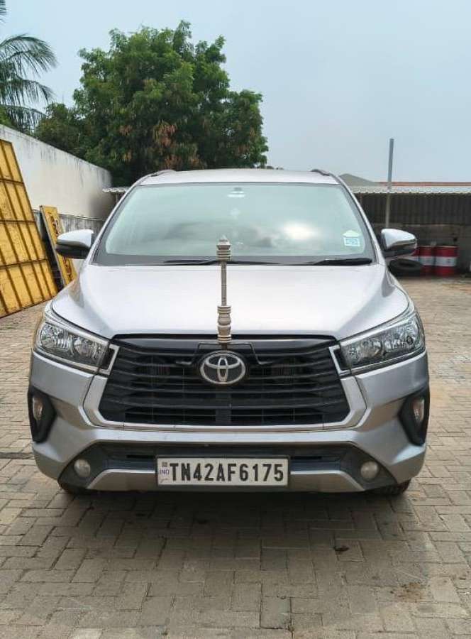 Toyota Innova Crysta 2.4 G MT 8 STR