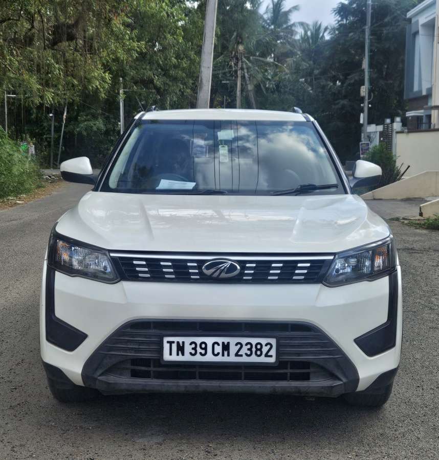 Mahindra XUV300 W6