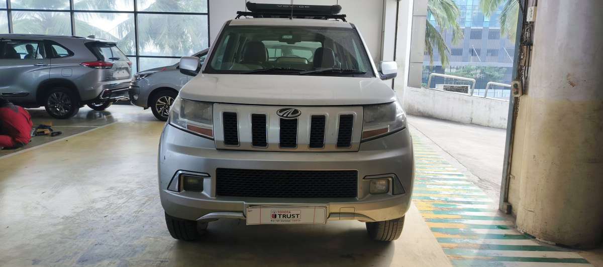 Mahindra TUV 300 T10