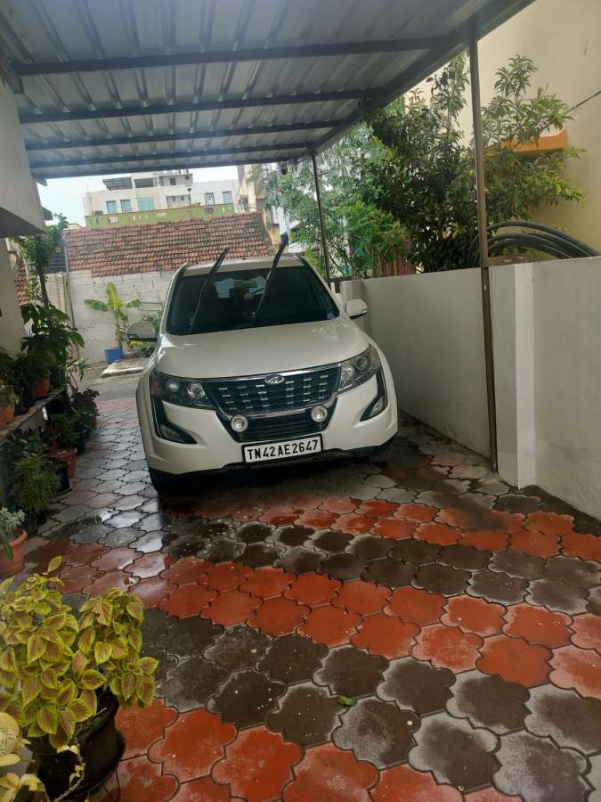 Mahindra XUV500 W7