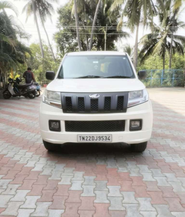 Mahindra TUV 300 T4+