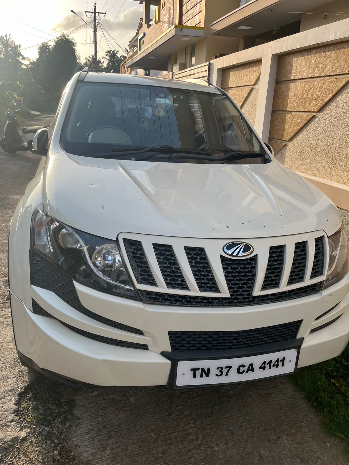 Mahindra XUV500 W8 2WD