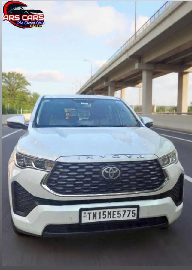 Toyota Innova Hycross