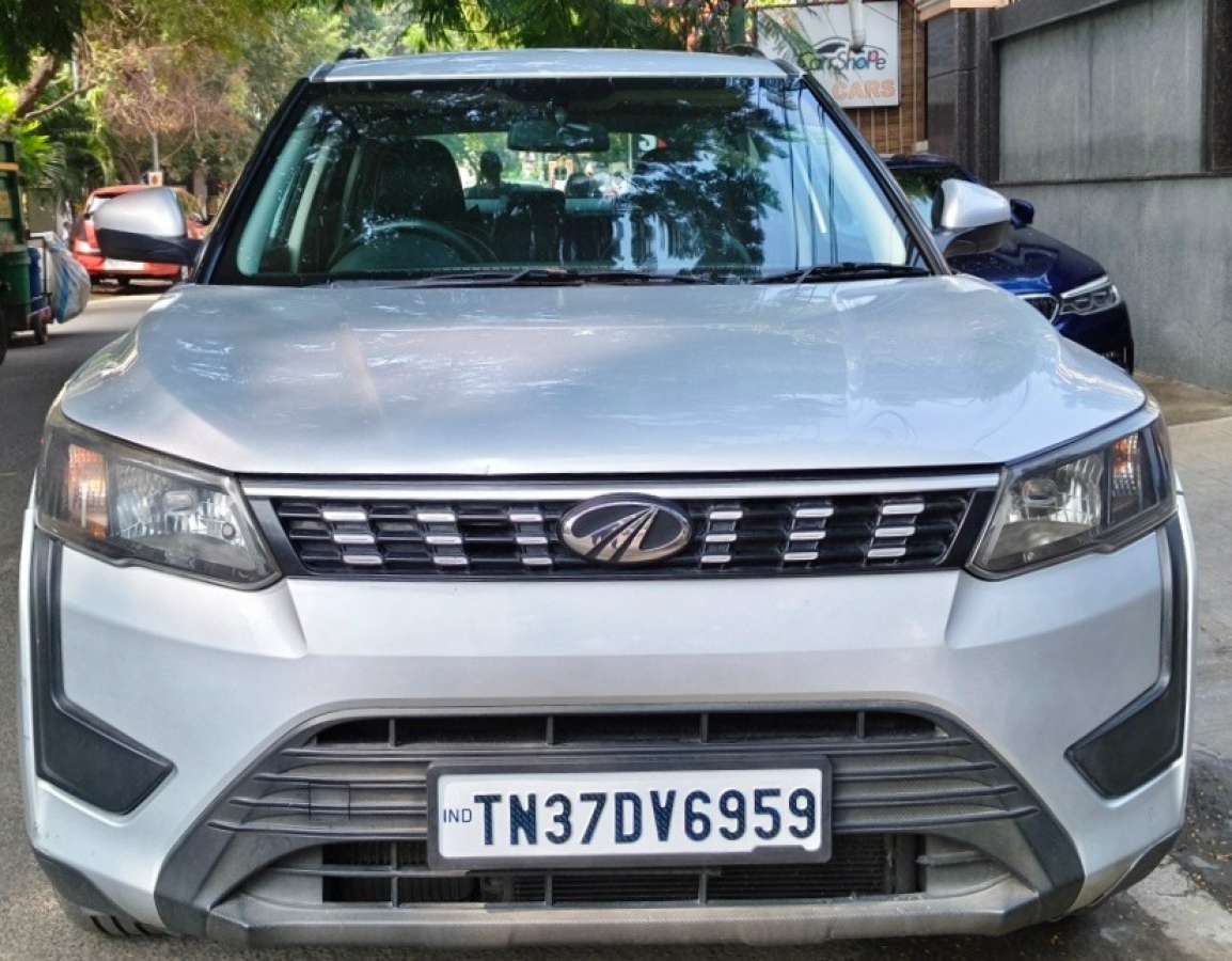 Mahindra XUV300 W6