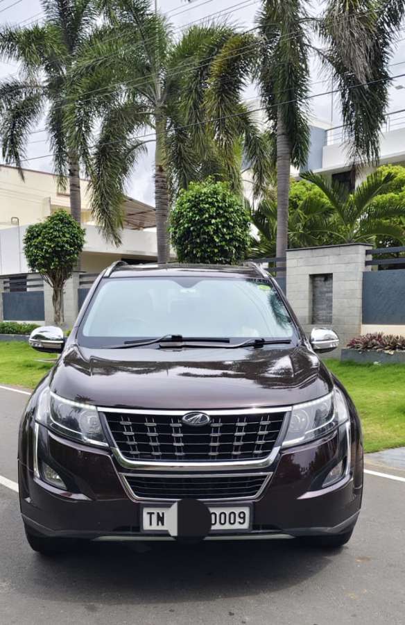 Mahindra XUV500 W11
