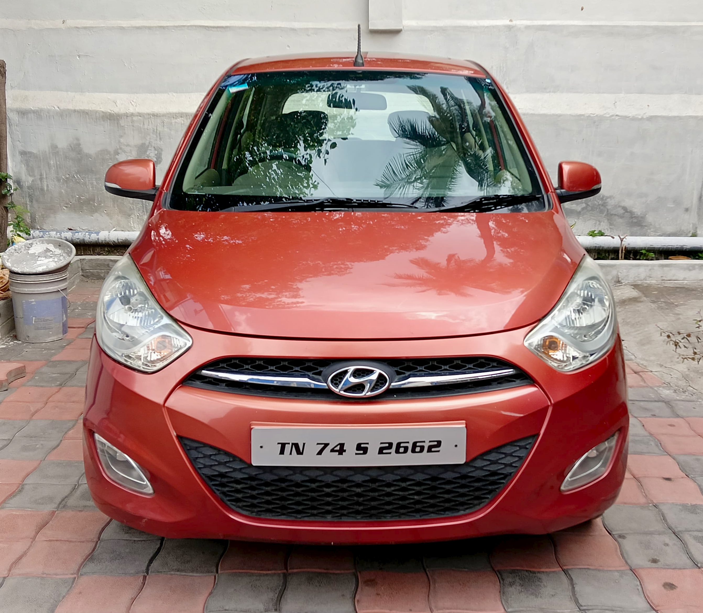 Hyundai i10 Asta AT with sunroof