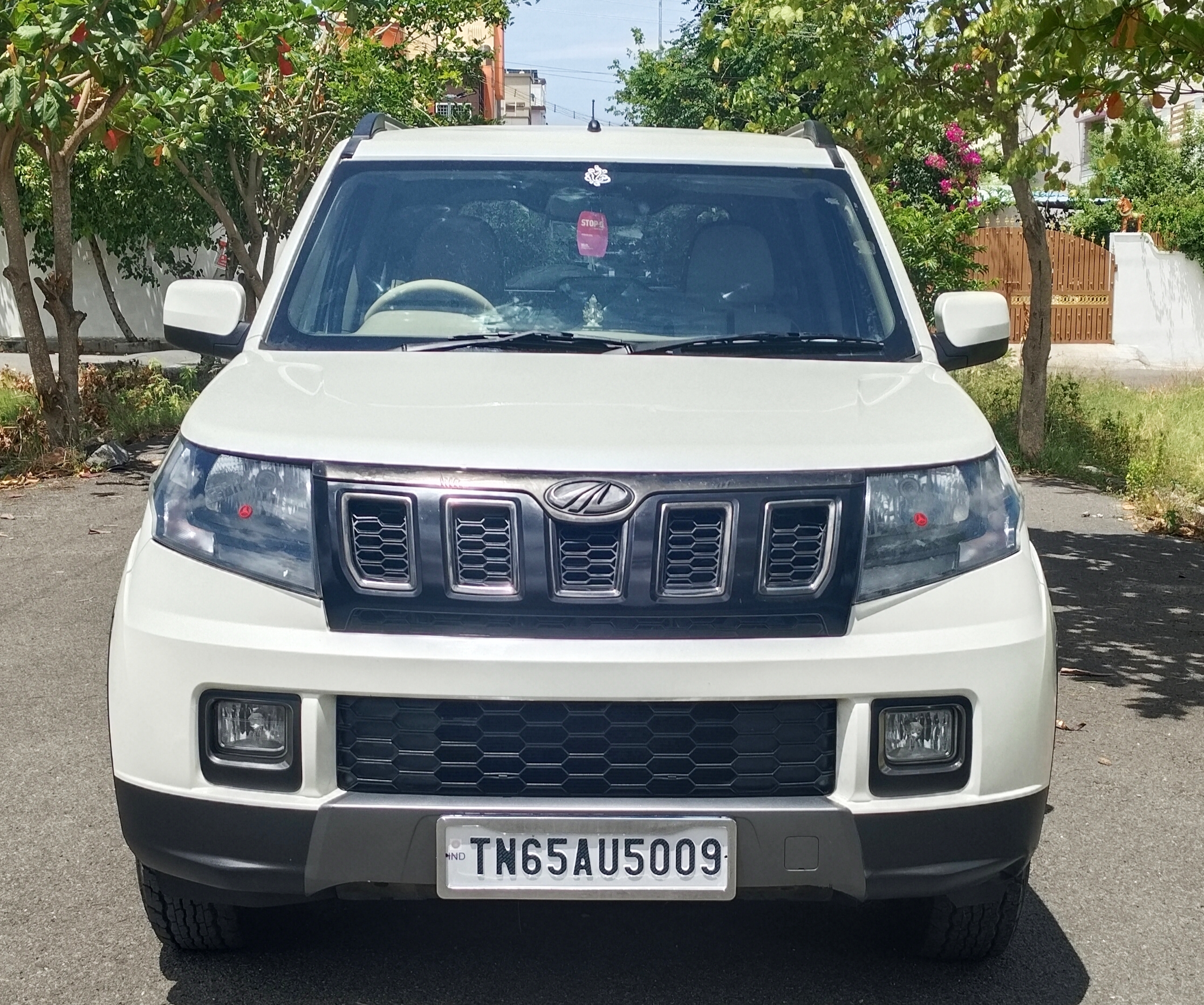 Mahindra TUV300 T10