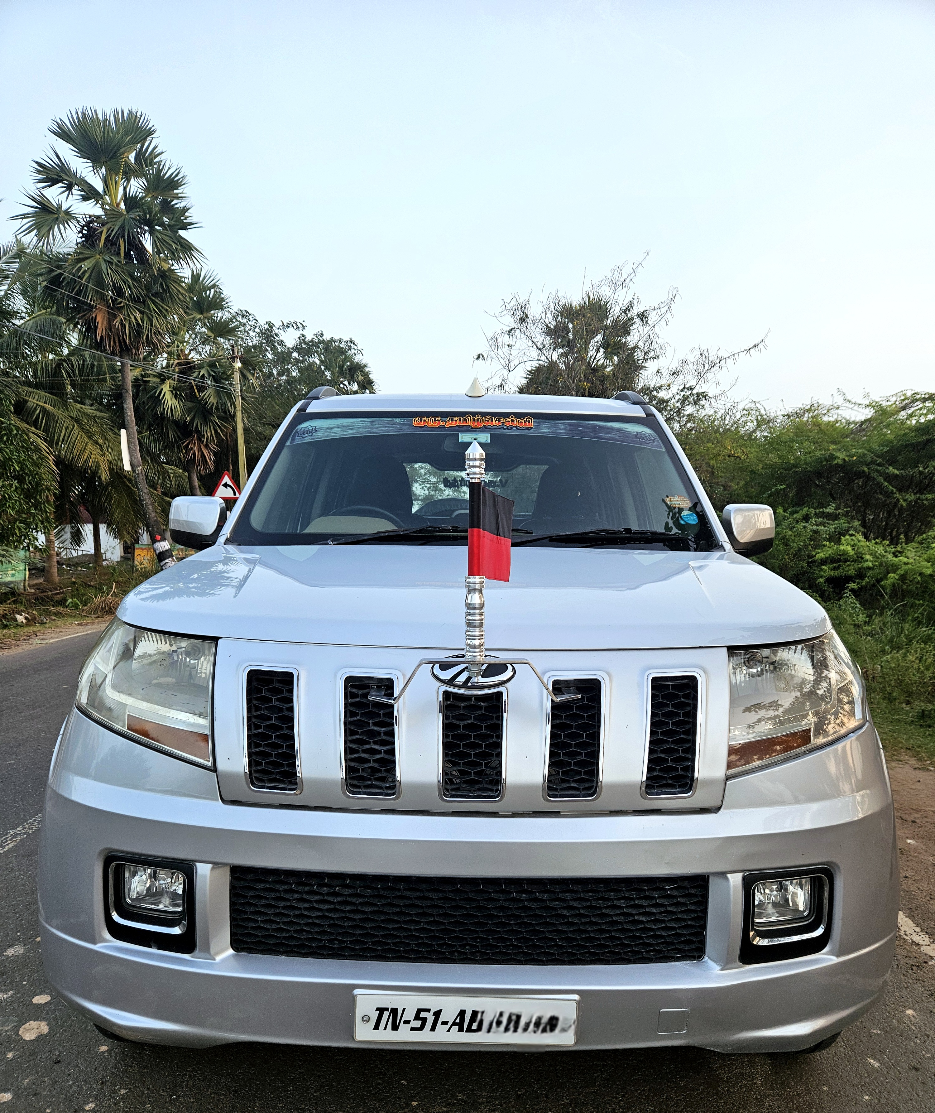 Mahindra TUV300 T8