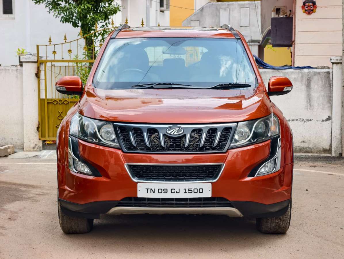 Mahindra XUV500 W10