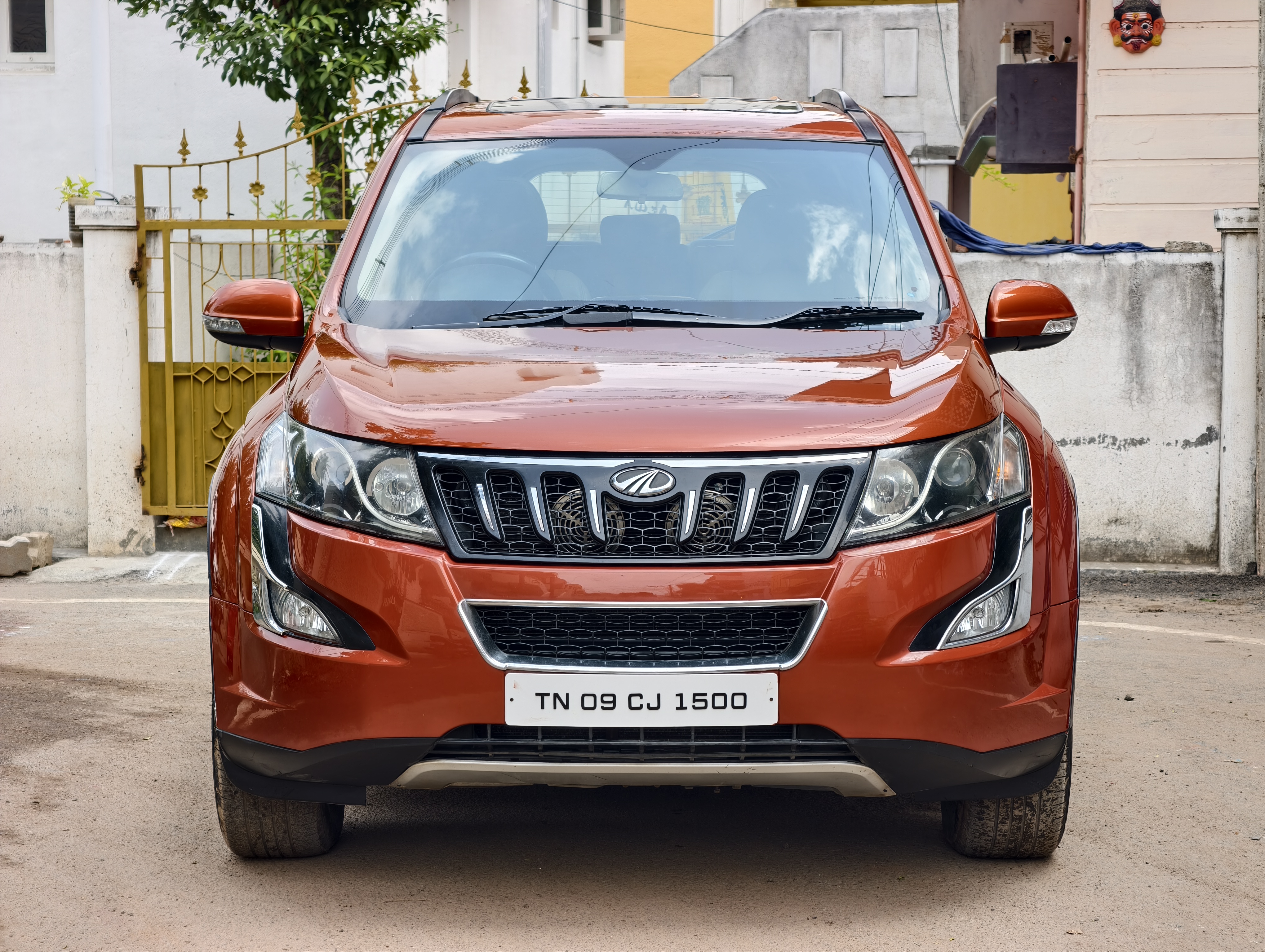 Mahindra XUV500 W10