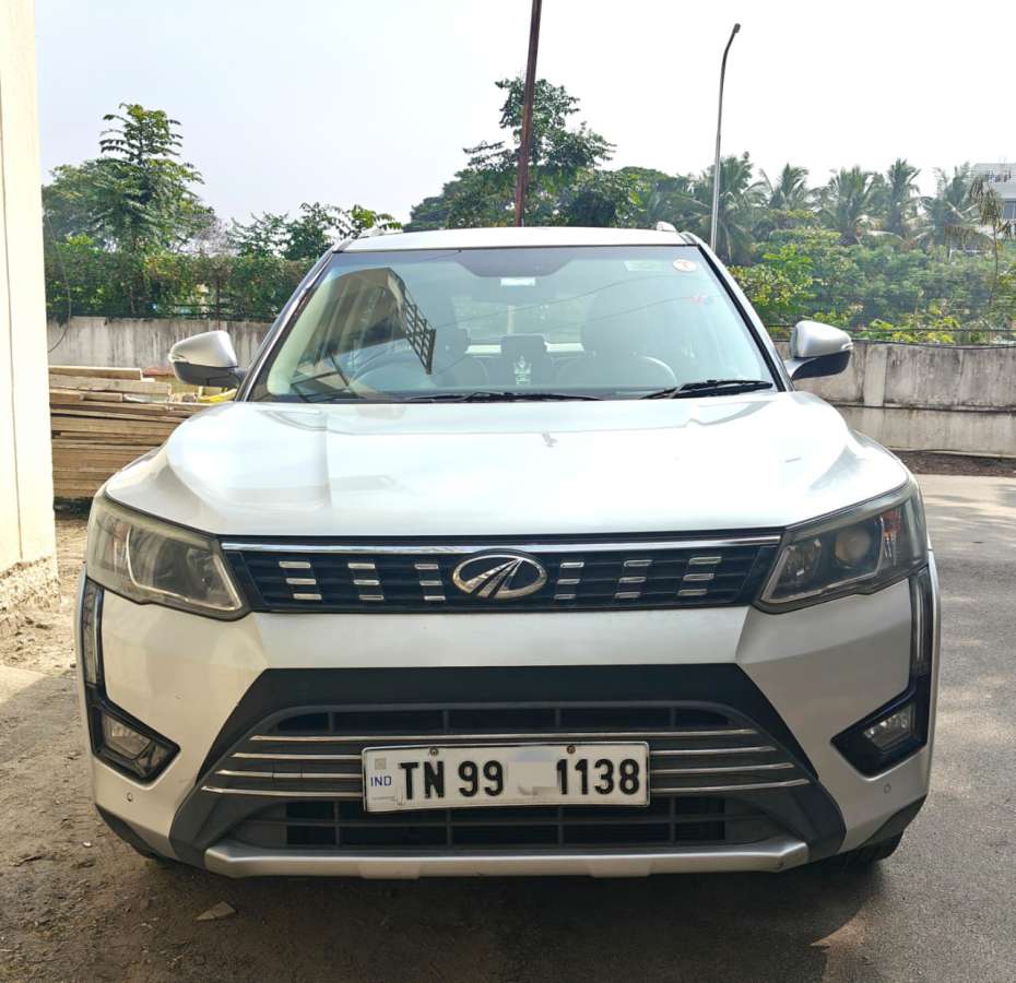 Mahindra XUV300 W8