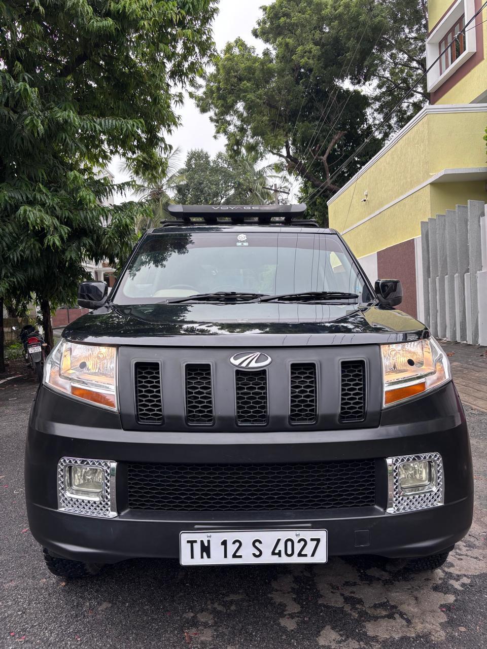 Mahindra TUV300 T4