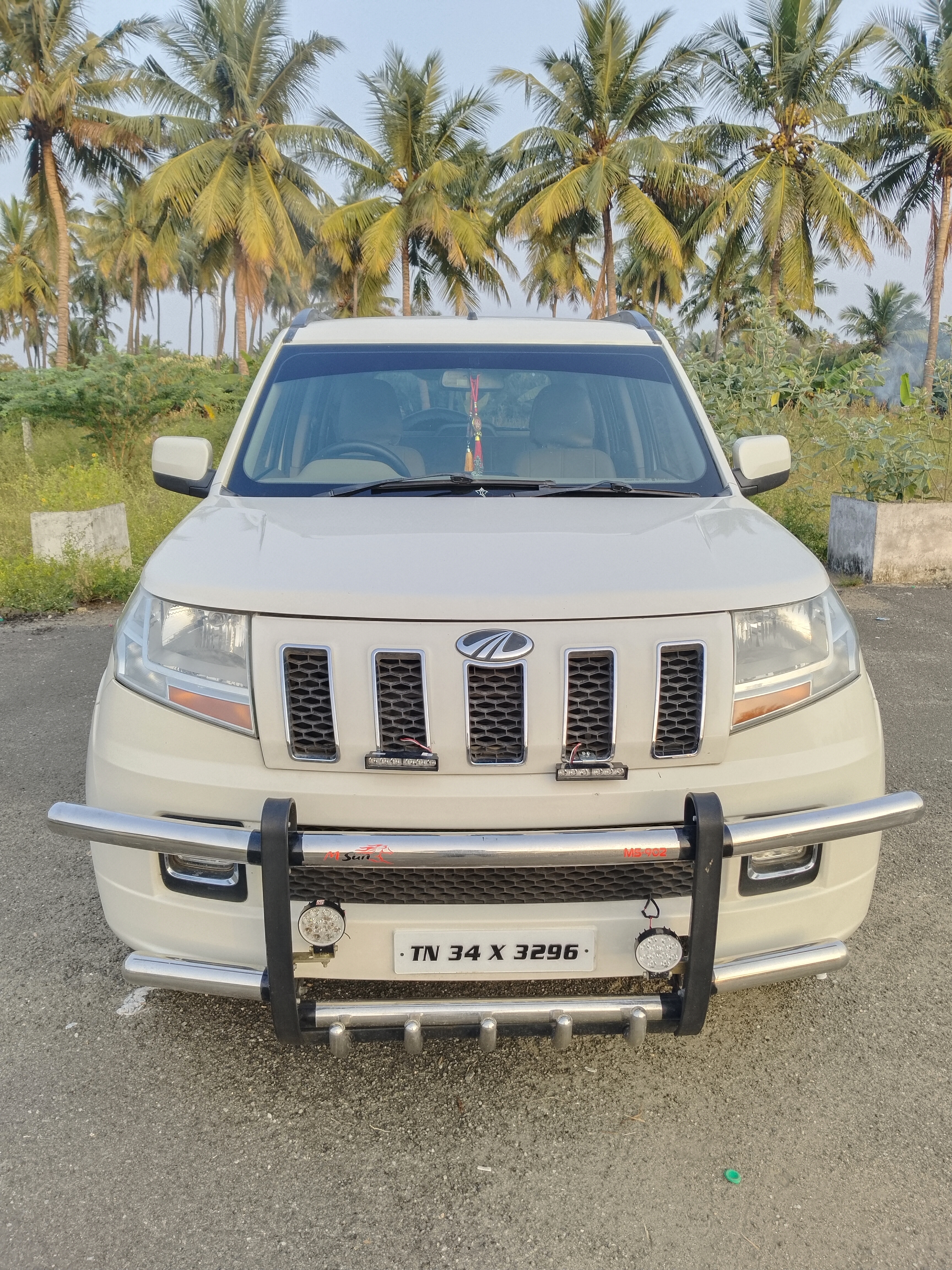 Mahindra TUV300 T8