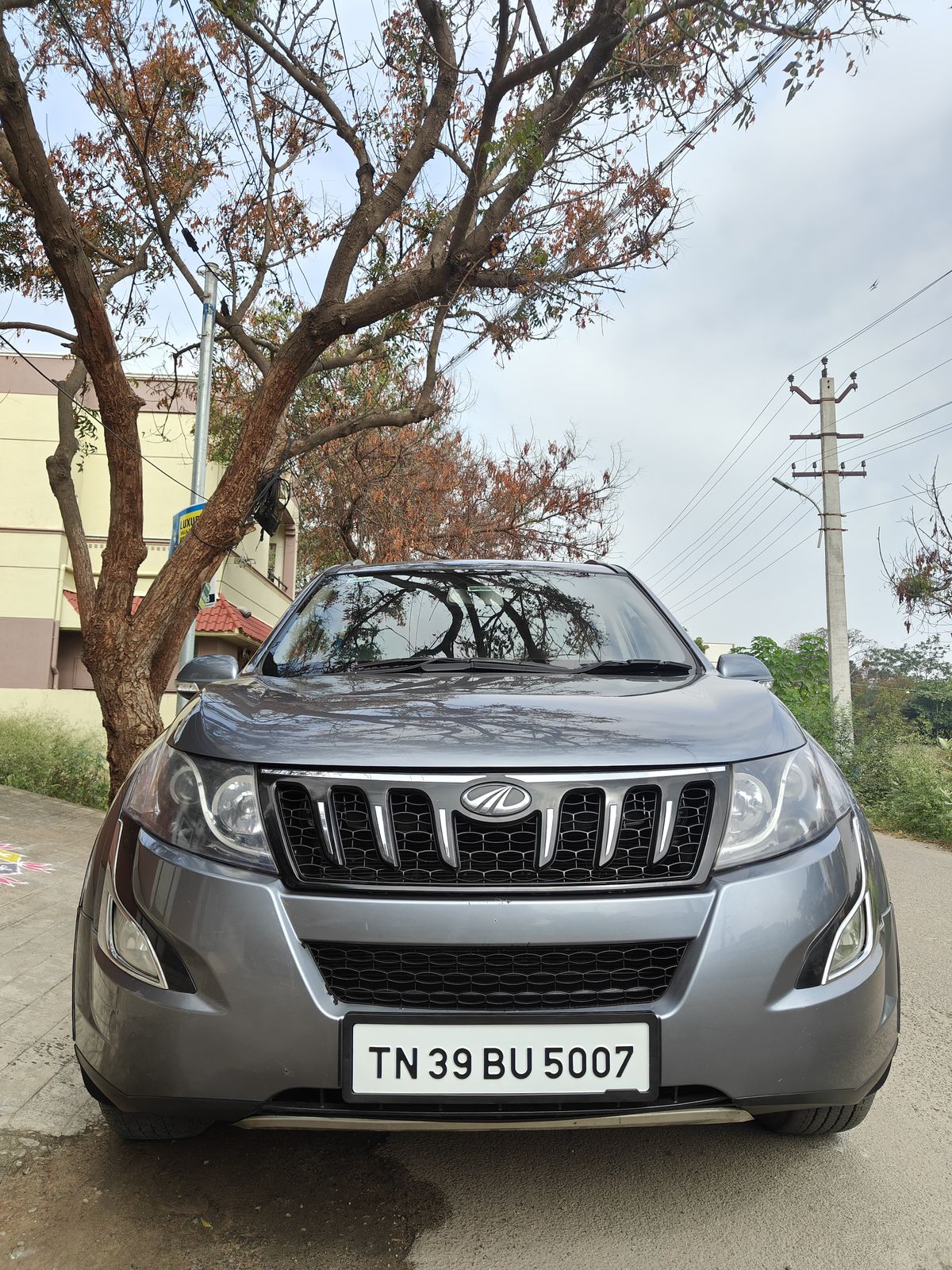 Mahindra XUV500 W10 AT