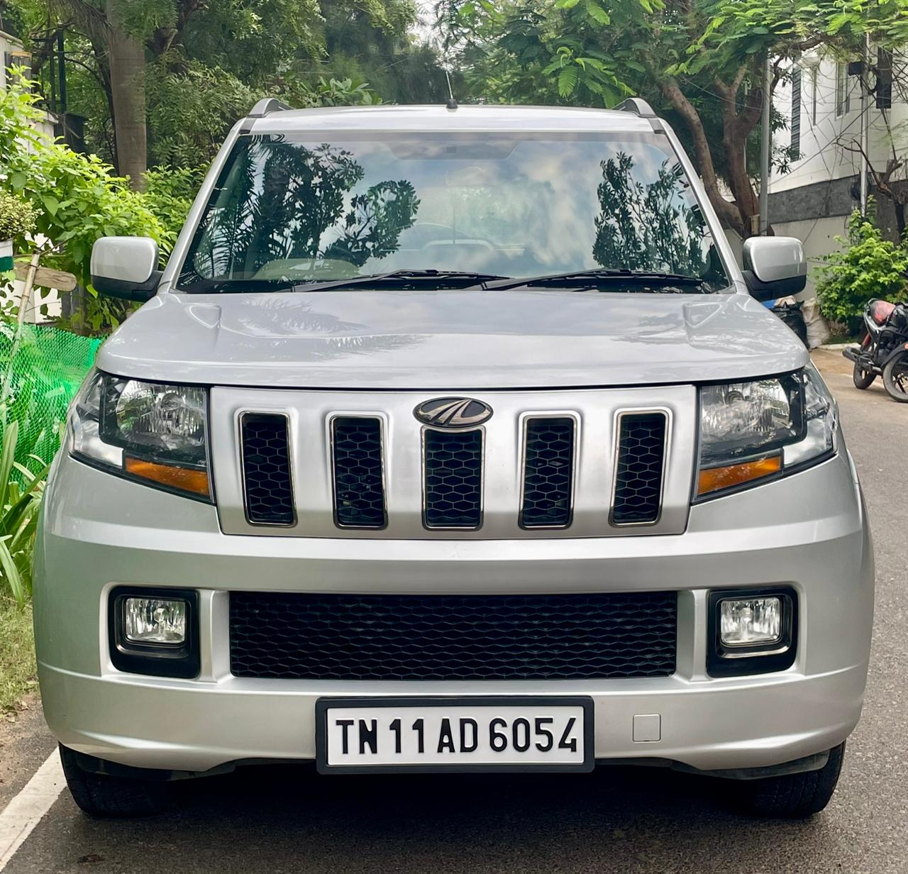 Mahindra TUV300 T10