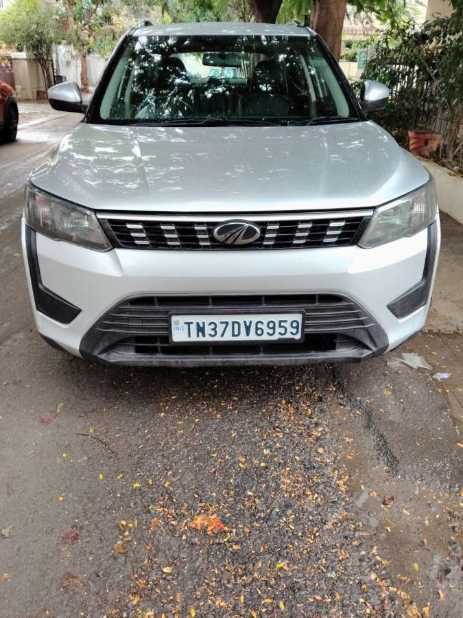 Mahindra XUV300 W6