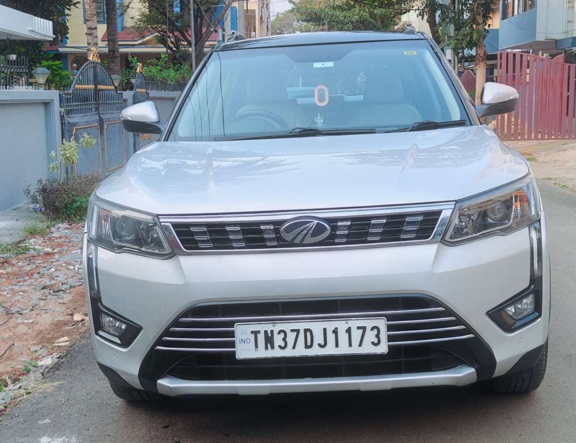 Mahindra XUV300 W8 Option