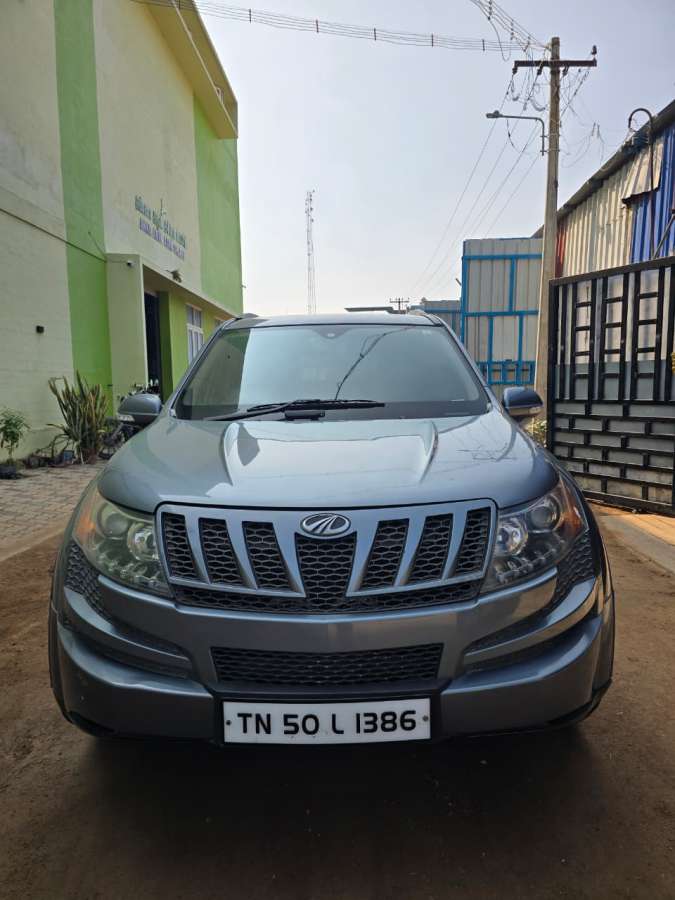 Mahindra XUV500 W8 Dual Tone