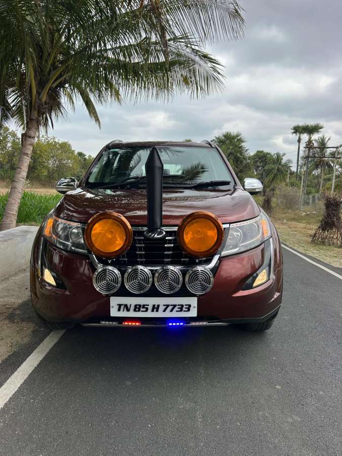 Mahindra XUV500 W11