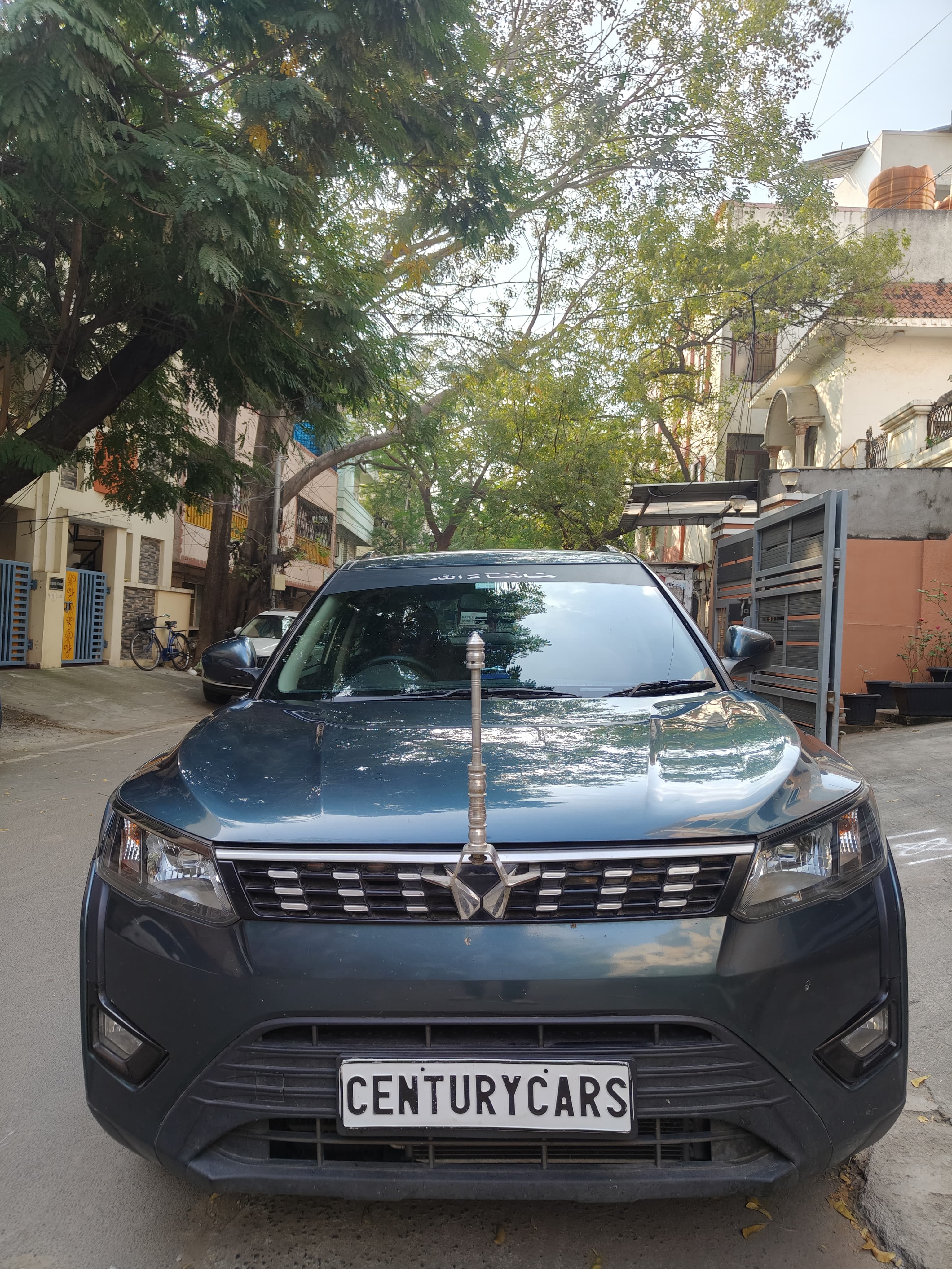 Mahindra XUV300 W6