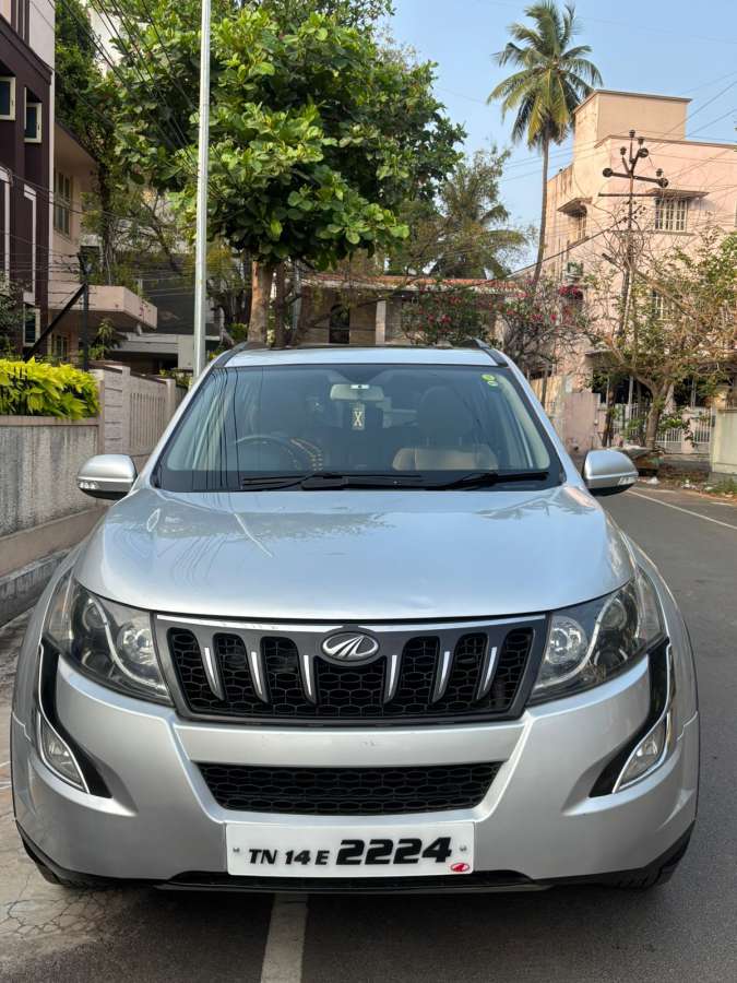 Mahindra XUV500 W10