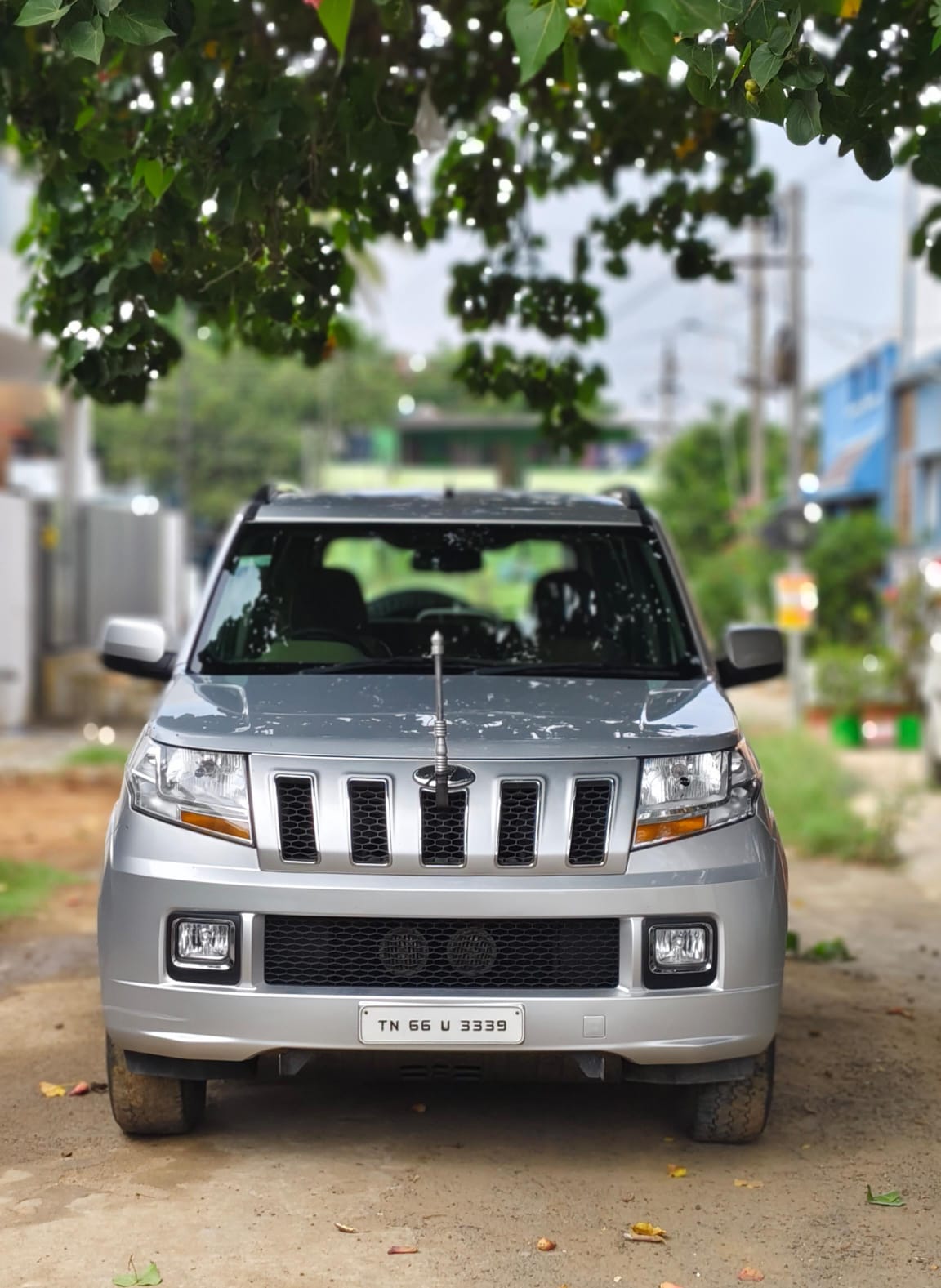 Mahindra TUV300 T8