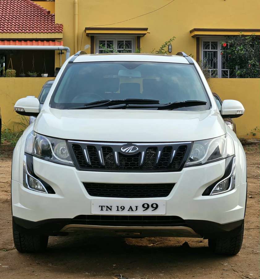 Mahindra XUV500 W10