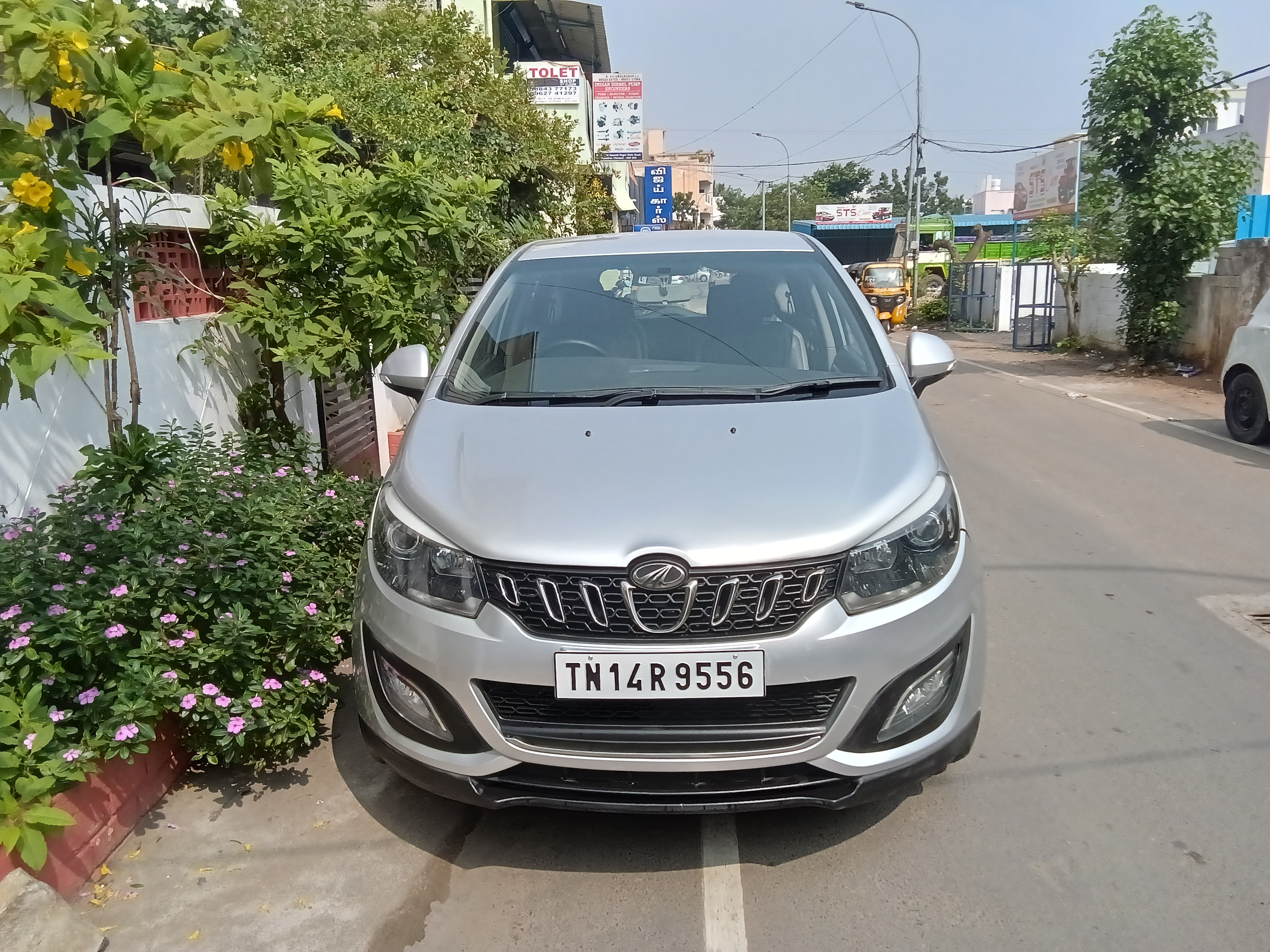 Mahindra Marazzo M6