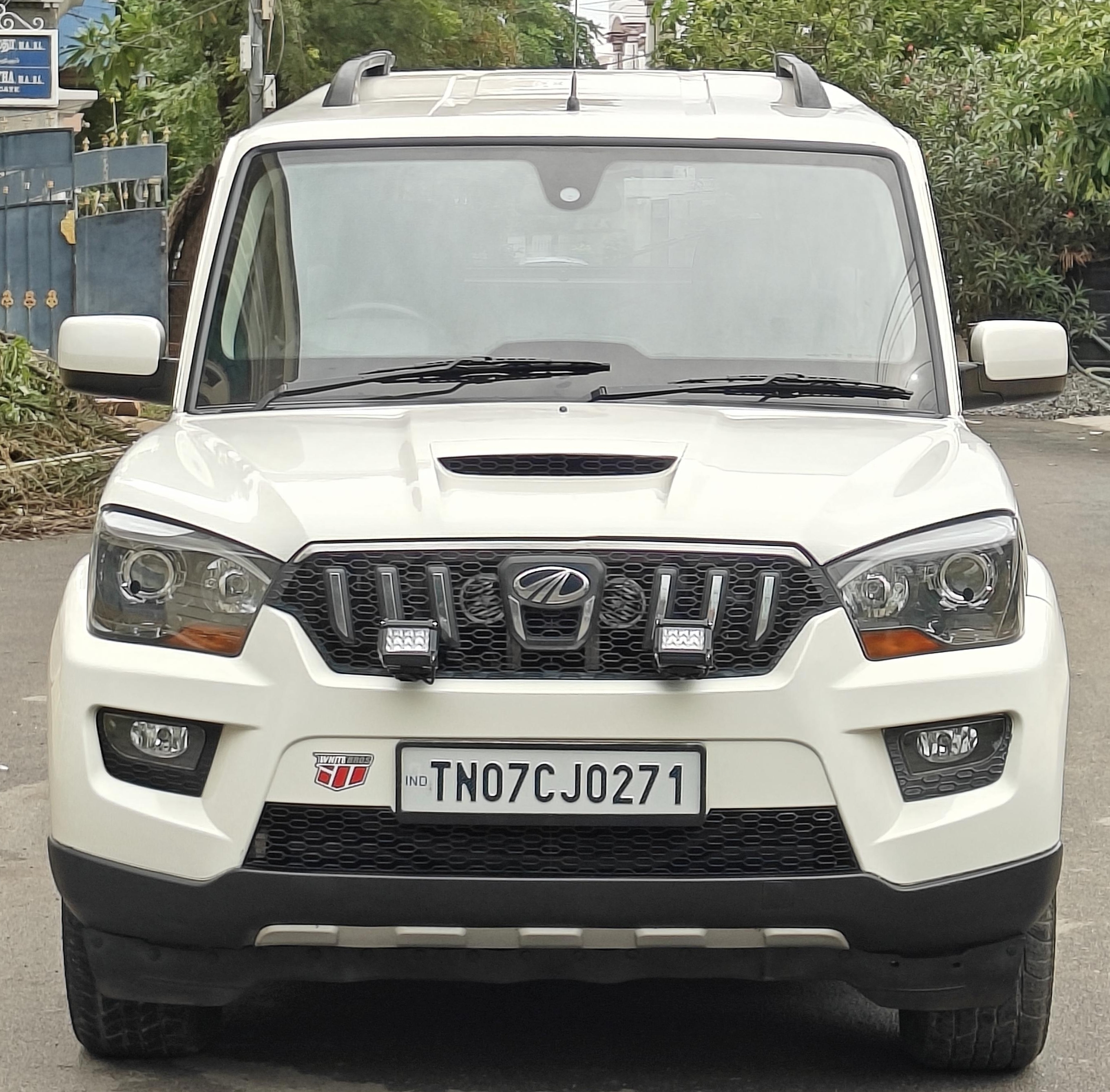 Mahindra Scorpio S10