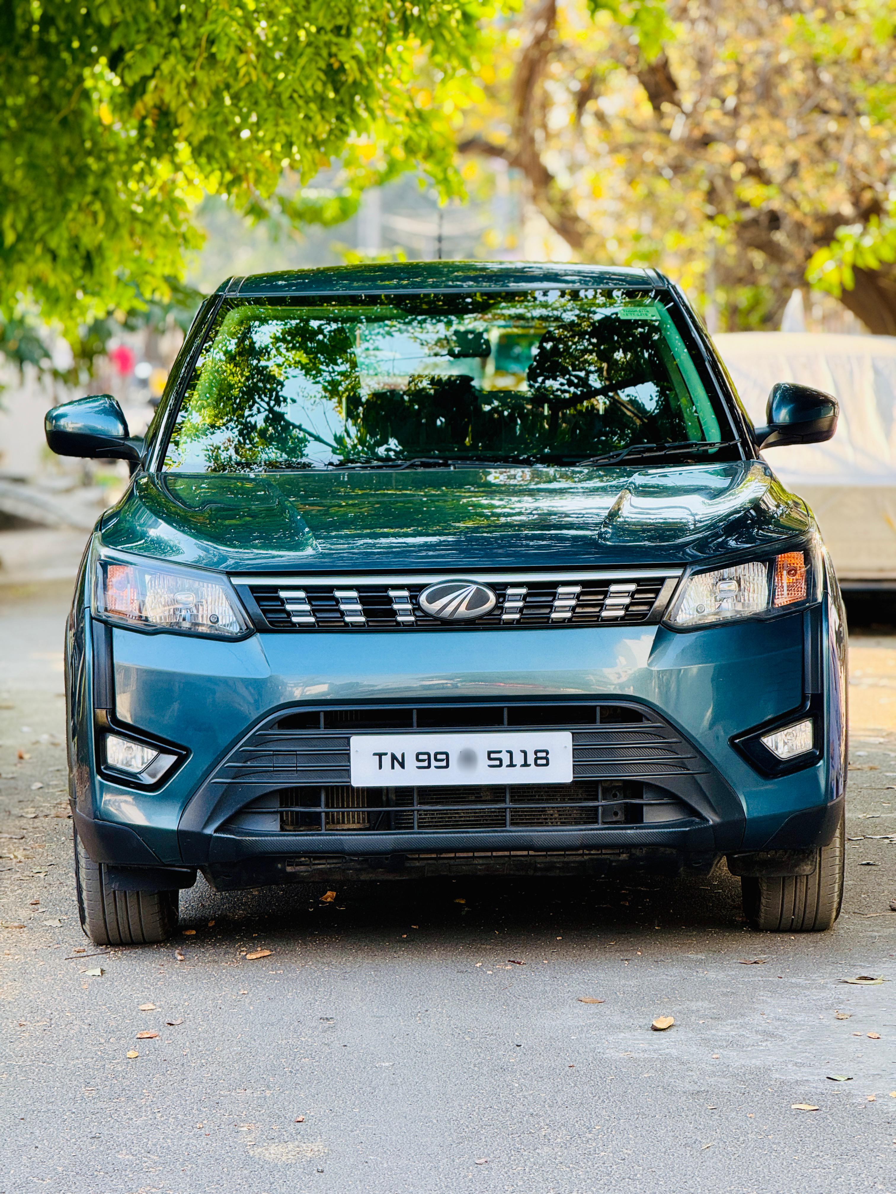 Mahindra XUV300 W6