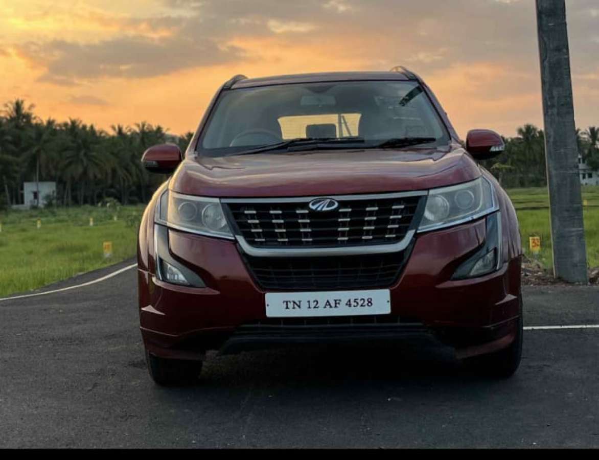 Mahindra XUV500 W5