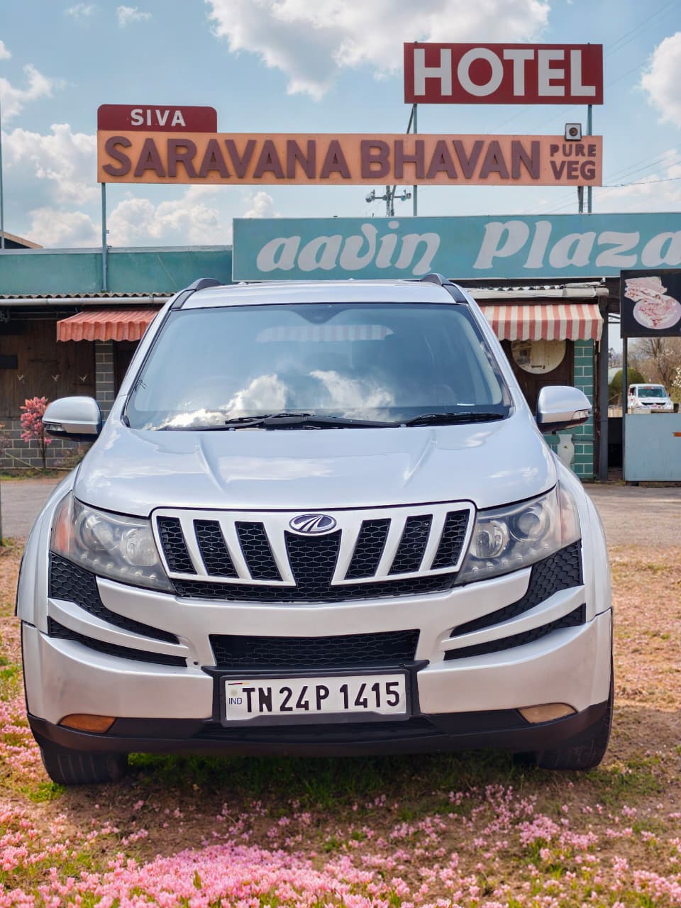 Mahindra XUV500 W6
