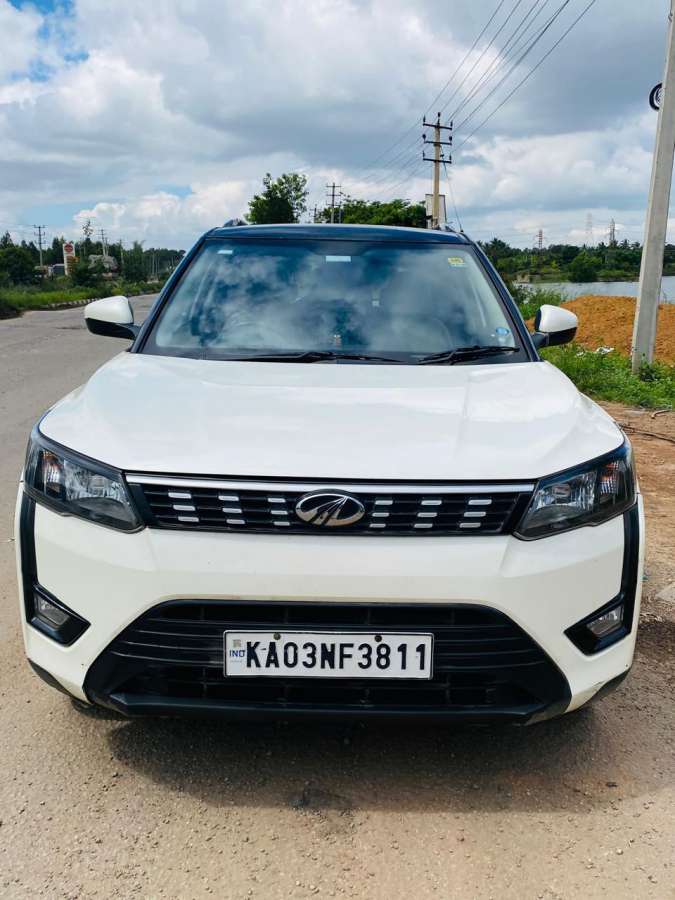 Mahindra XUV300 W6