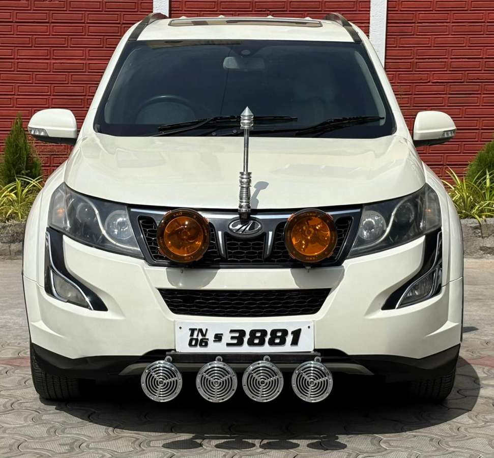 Mahindra XUV500 W10