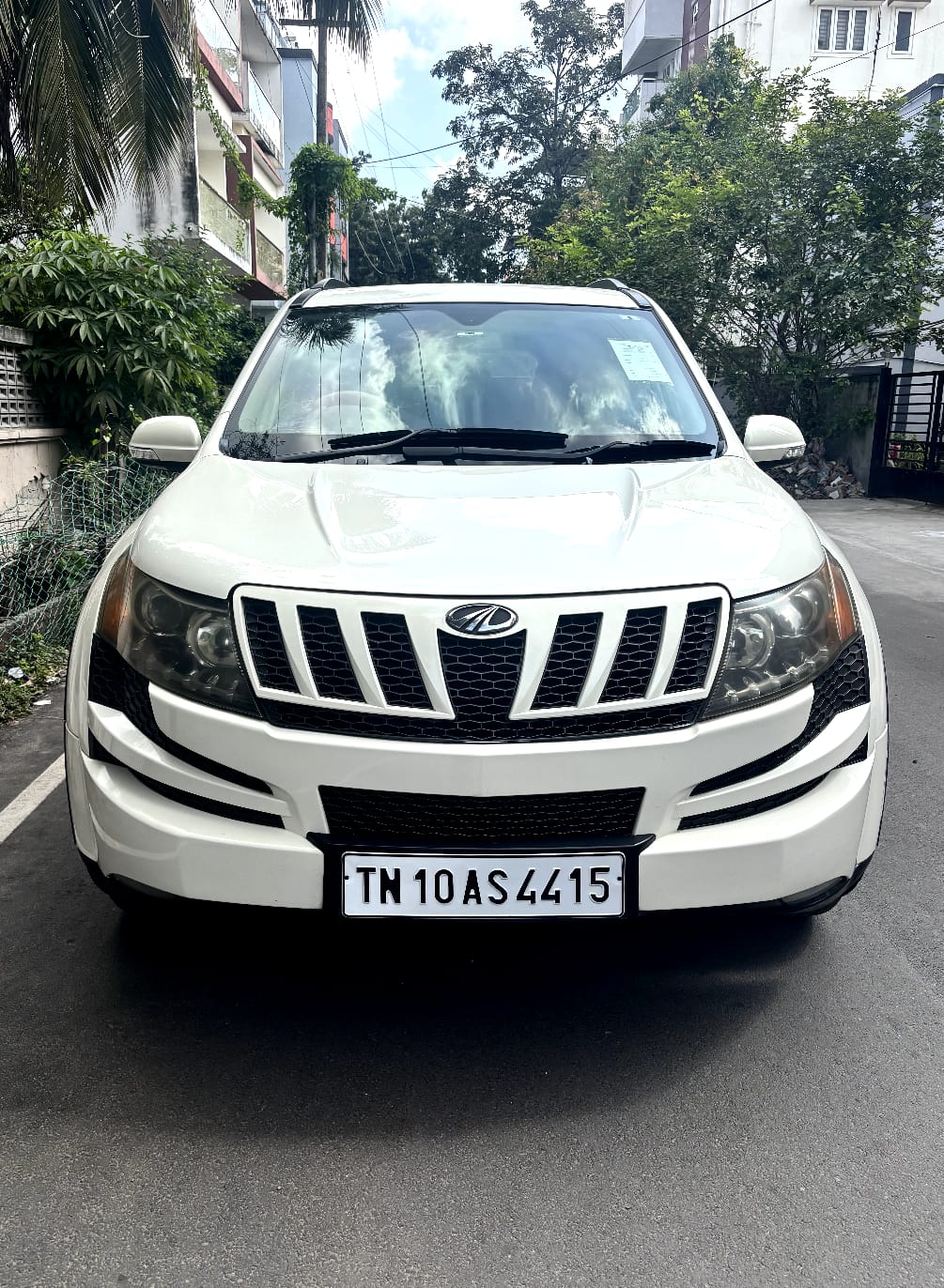 Mahindra XUV500 W6