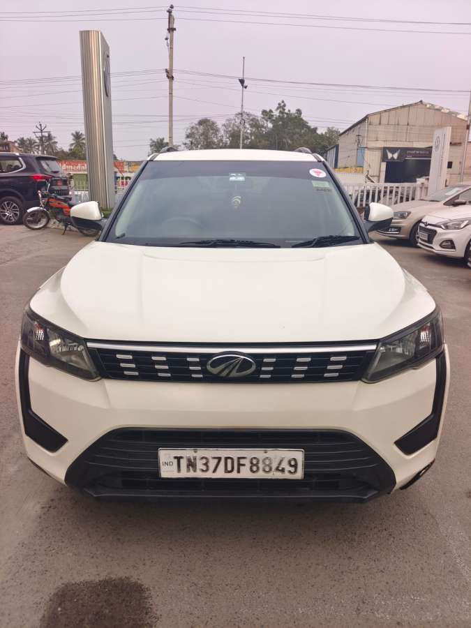 Mahindra XUV300 W6