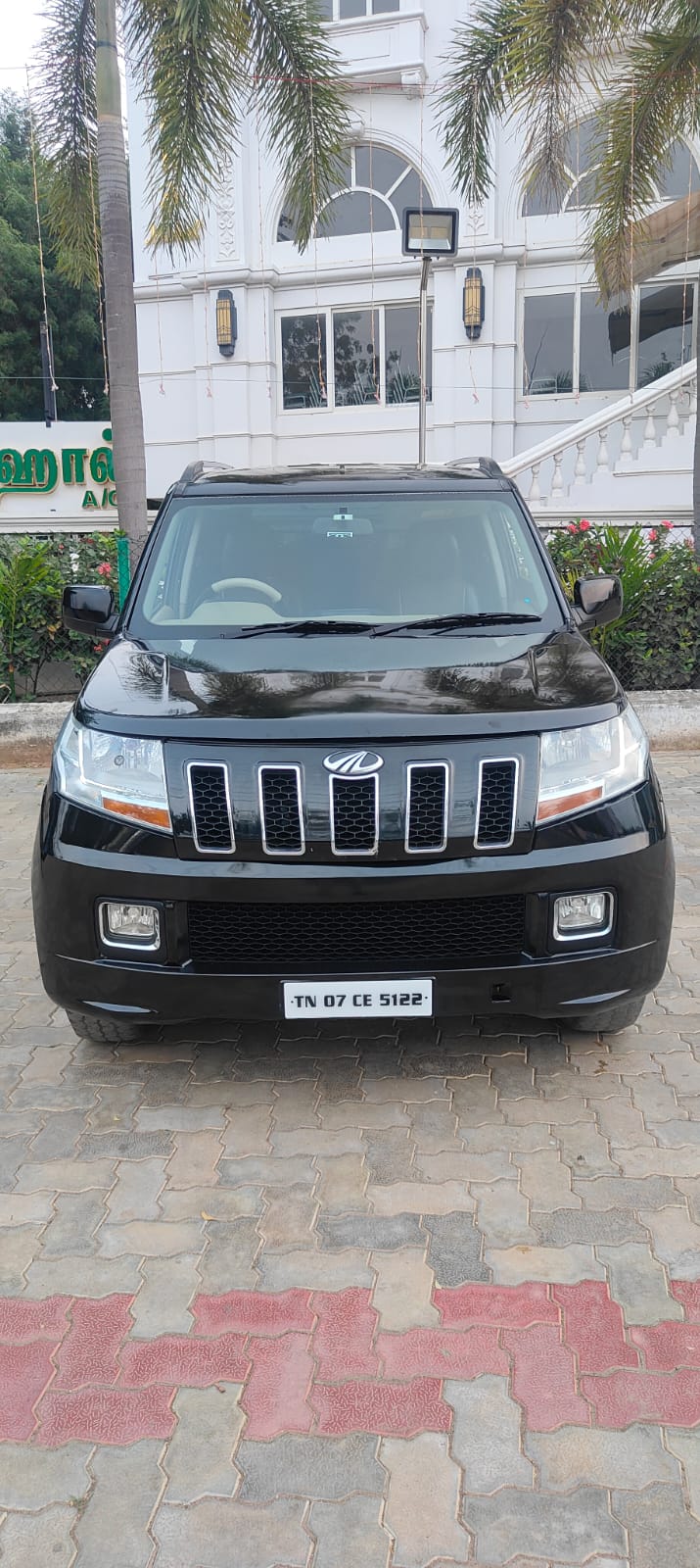 Mahindra TUV300 T8