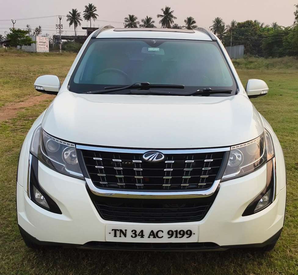 Mahindra XUV500 W11